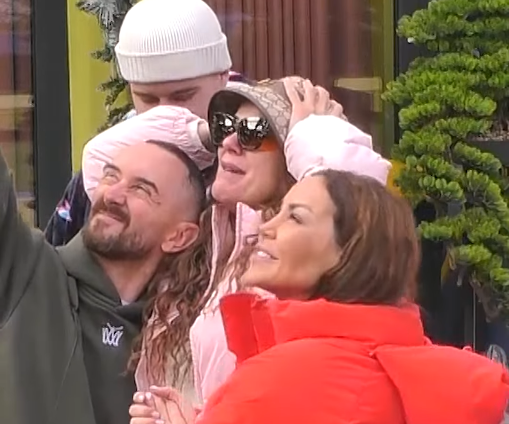 Moment tejet emocionues  vajza i çon dron Hygertës  VIDEO 