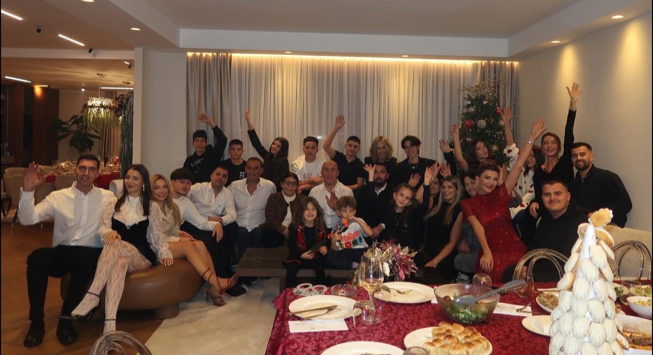 haradinaj-uron-vitin-e-ri-me-nje-foto-familjare-gezuar-atyre-qe-sonte-punojne-ne-sherbim-te-atdheut