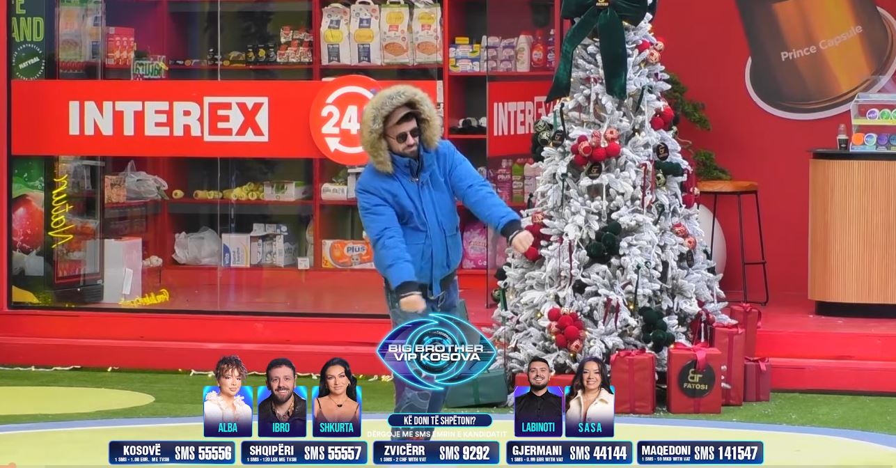 I vetëm  Ibro shijon muzikën në oborr  VIDEO 