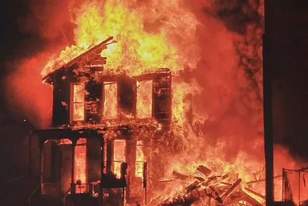 Përfshihet nga zjarri një shtëpi në Shtime