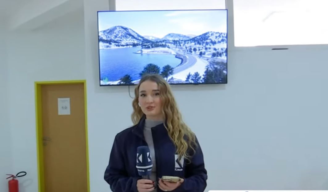 Në Junik procesi i votimit zhvillohet nën ritmin e muzikës (VIDEO)