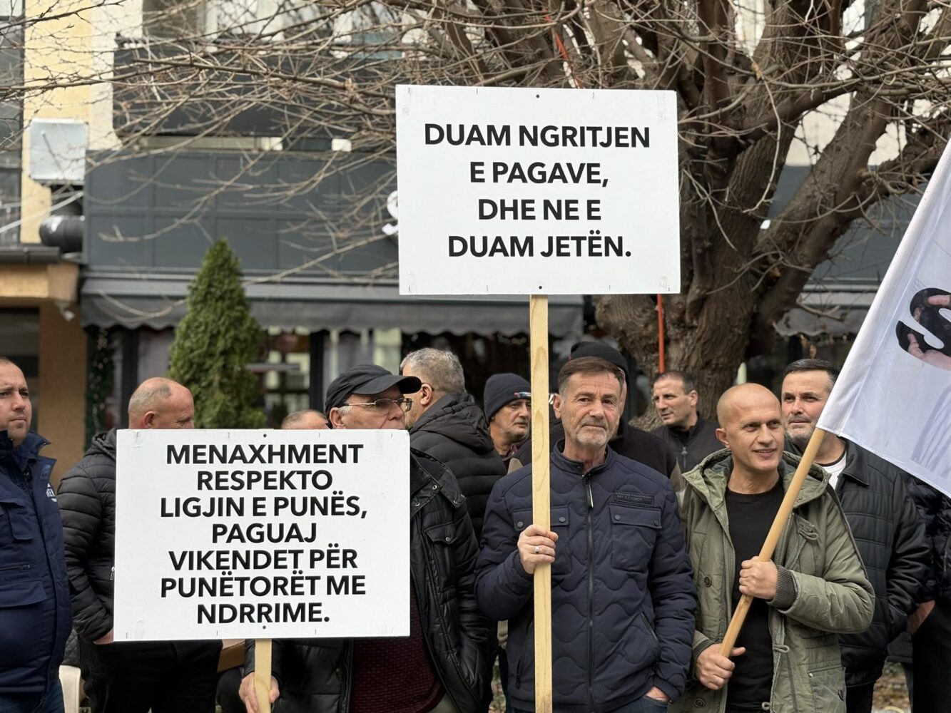  Duam ngritjen e pagave  dhe ne duam jetën   protestojnë punëtorët e KEK ut