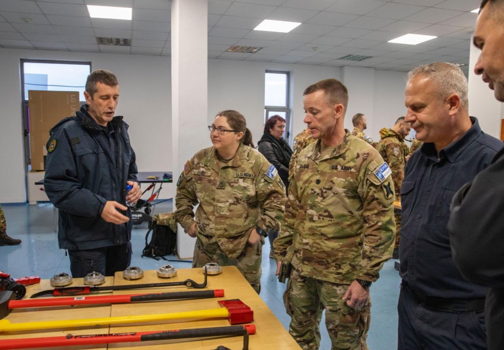 kfor-i-dhuron-pajisje-per-departamentin-e-zjarrfikesve-te-prishtines