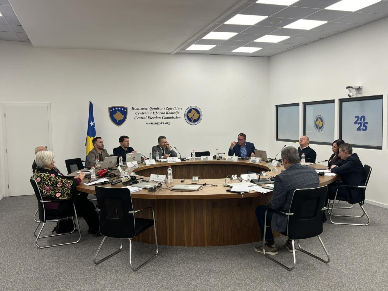 Nxehtë në KQZ  Radoniqi i ashpër me Alban Krasniqin  Po manipulon