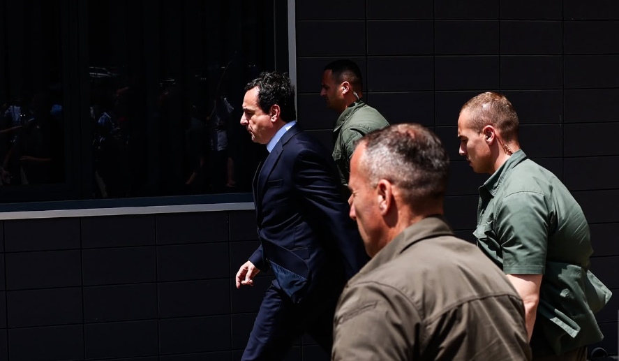 Kurti kundër Kurtit  nga rruga në xhipa të zi dhe i rrethuar me truproja