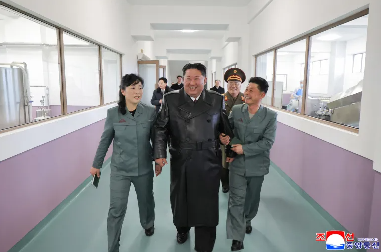 Kim Jong Un urdhëron rritjen e prodhimit të raketave për parandalim lufte