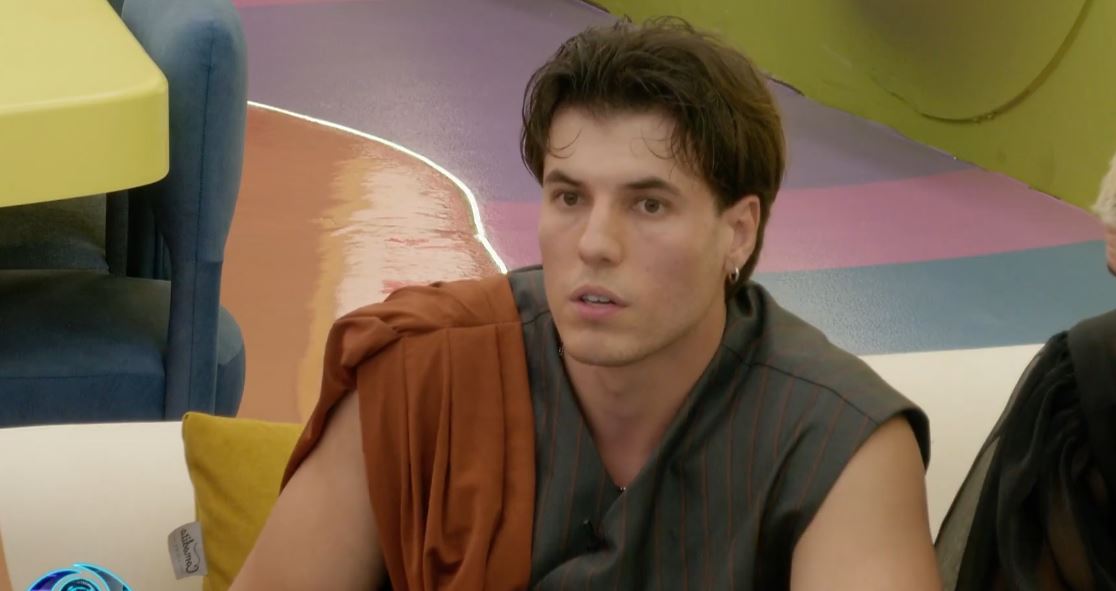 Klodi ia plas fytyrës Toneyt  Benita rri me ty  por mendjen e ka tek unë  VIDEO 