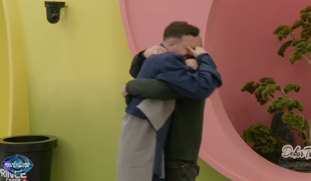 Momente emocionuese  Kushtrimi surprizohet nga daja i tij  ish ushtar i UÇK së  VIDEO 