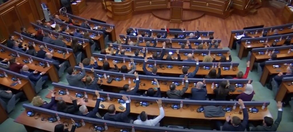 67 ish deputetë aplikuan për 1500 euro pagë kalimtare  VIDEO 