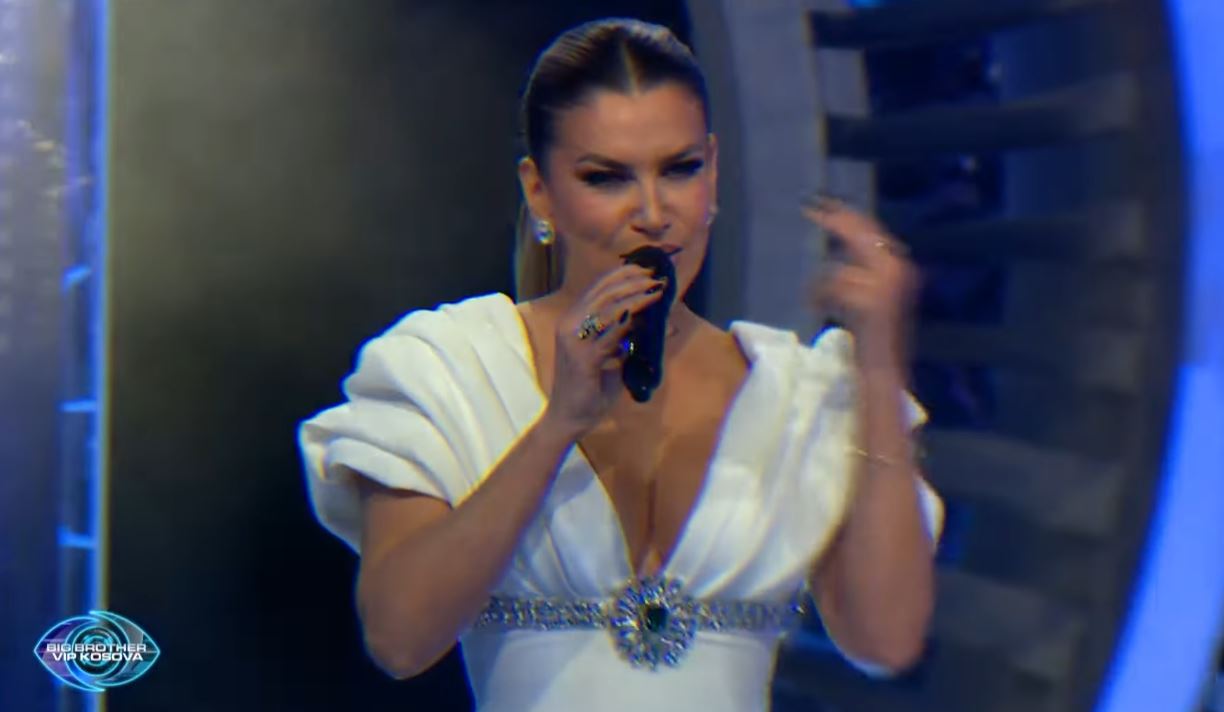 Leonora Jakupi ndez skenën e BBVK së  performon hitin e saj më të ri  VIDEO 
