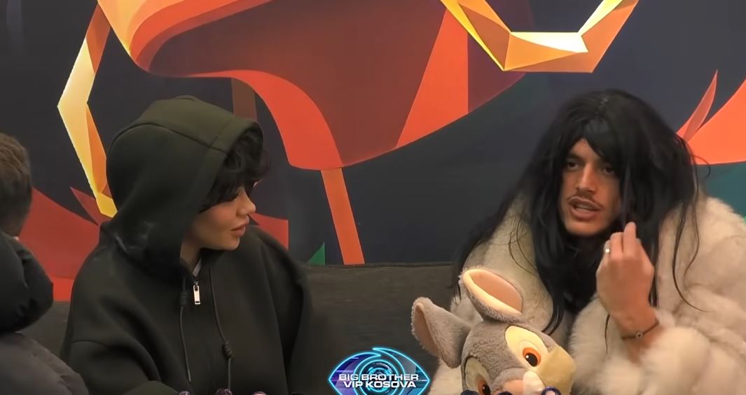 benita-si-burre-dhe-londrimi-si-grua-ngjallin-te-qeshura-te-banoret-video