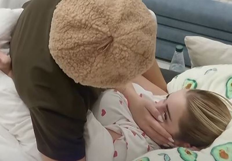 Londrimi e zgjon Elijonën me puthje e përqafime  VIDEO 