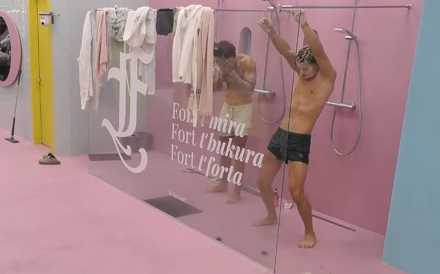 londrimi-dhe-klodi-nisin-diten-bashke-ne-dush-video