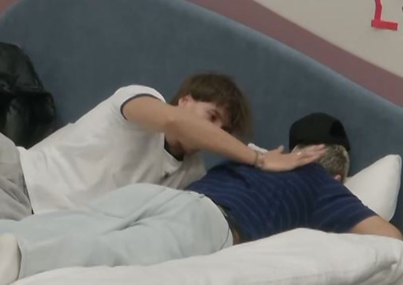 Klodi i bën masazh Londrimit  kështu reagon ai  VIDEO 