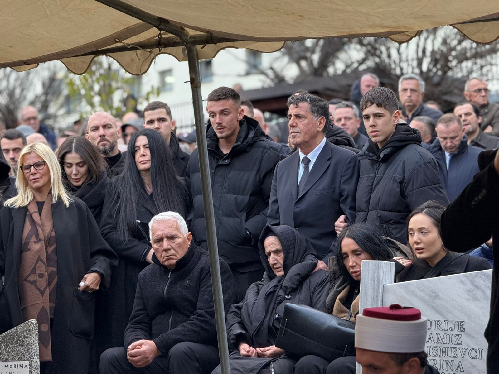 Lutfi Haziri falënderon të pranishmit në varrimin e vëllait