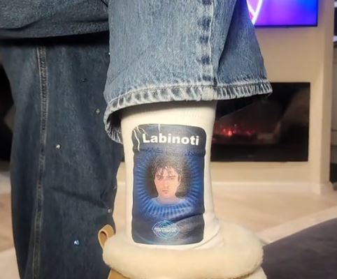 Mihrije Braha vesh çorape me foto të Labit  bën thirrje të shpëtohet nga nominimi