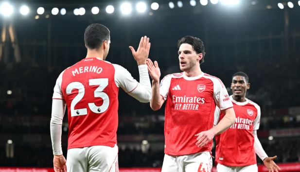 Fiton Arsenal, mban primatin në Premier League
