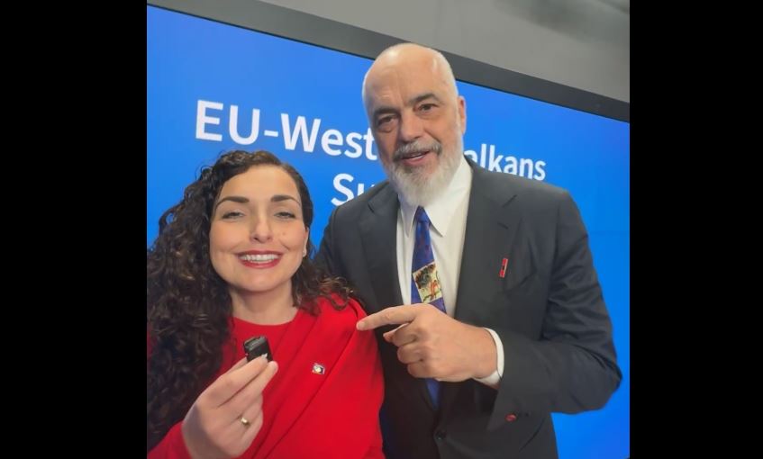 Teksa Osmani po jepte lajmin e mirë për masat  Rama ndërhyn duke e përqafuar  Është merita e saj  VIDEO 