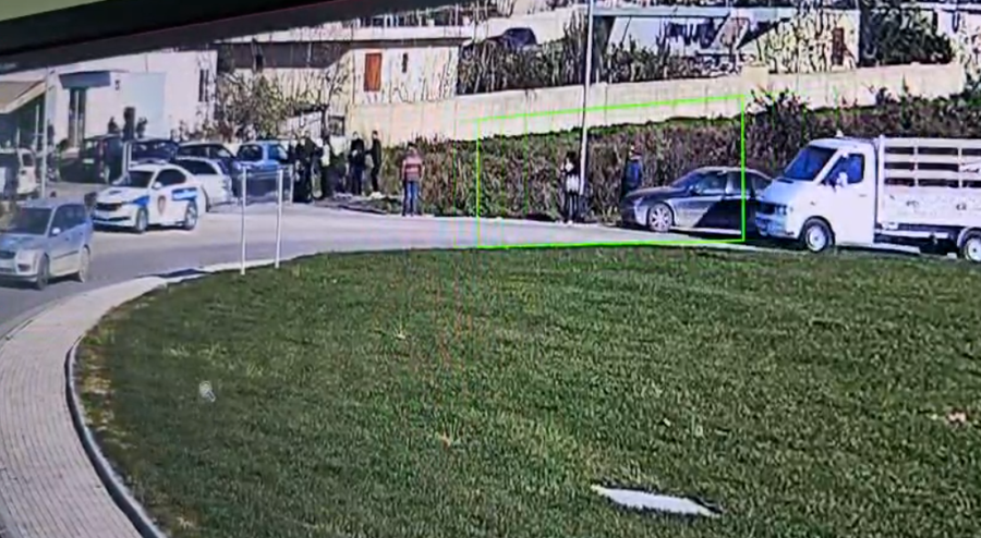 momenti-kur-dhunohet-nje-polic-ne-vlore-video