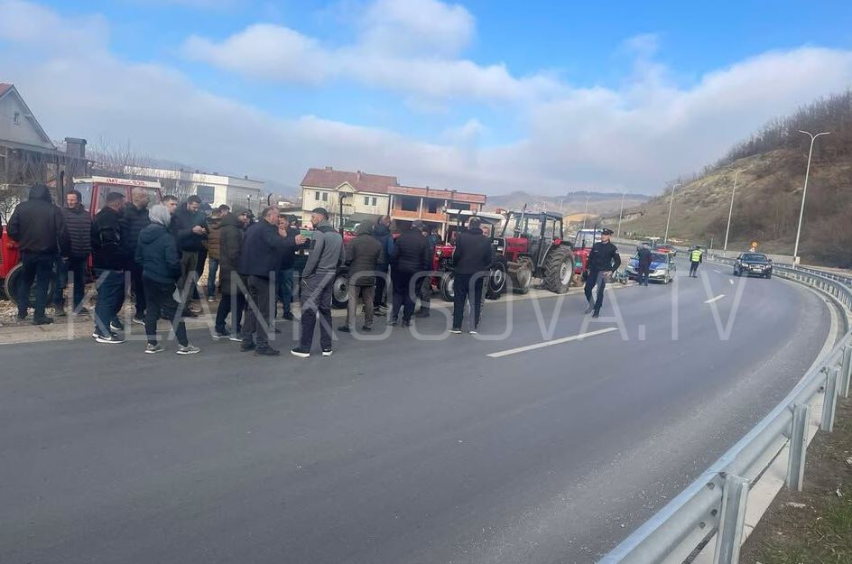 Protestojnë banorët e Tenezhdollit  kërkojnë ndërtimin e një rrethrrotullimi  VIDEO 