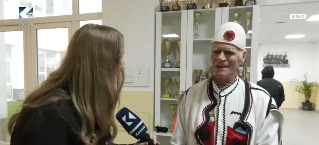 Me veshje kombëtare ia mësyn qendres së votimit (VIDEO)