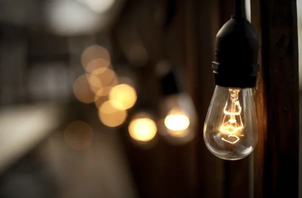 Qytetarët ankohen për mungesë energjie  Peqani dhe Ferizaj në errësirë