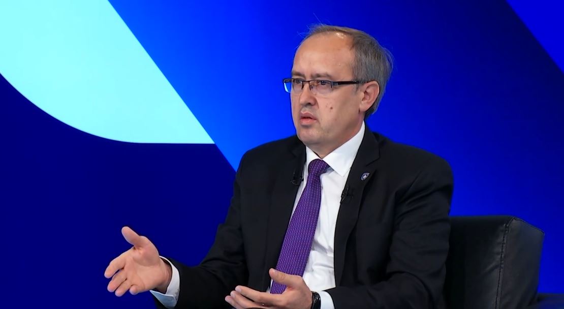 hoti-vjosa-osmani-eshte-dore-e-zgjatur-e-albin-kurtit-s-po-luan-rolin-e-presidentes-video