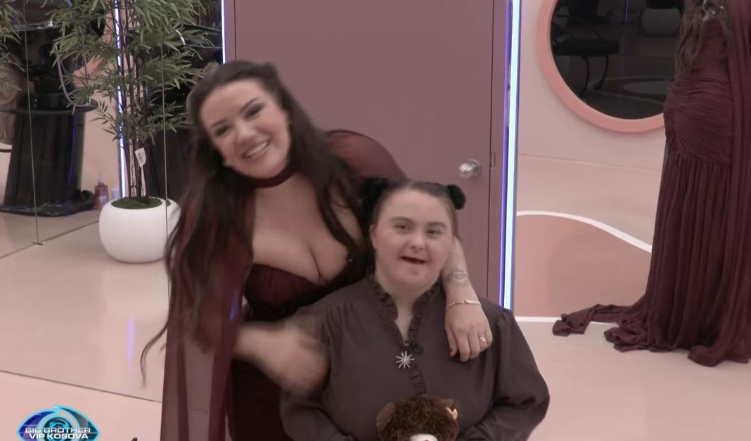 Sasa merr surprizë të bukur  mbesa dhe miqtë e saj i vijnë në vizitë  VIDEO 