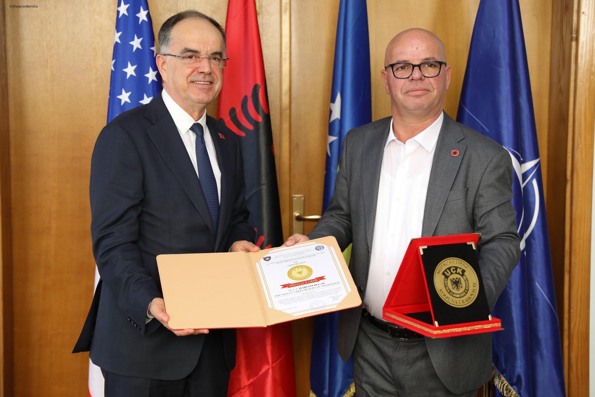 presidenti-begaj-viziton-rahovecin-dekorohet-nga-smajl-latifi