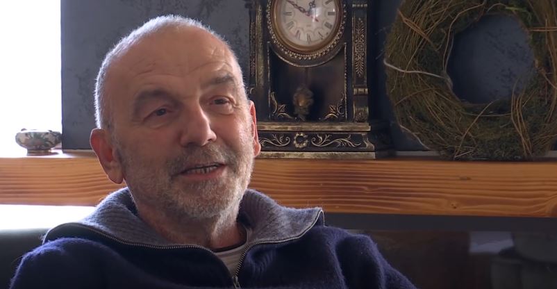 Enciklopedia  Kllokoqi   Pensionohet kameramani i 7 luftërave  VIDEO 