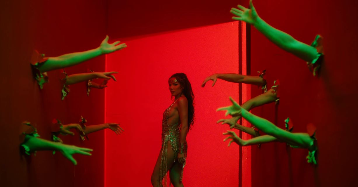 Tayna publikon këngën  Diamond   VIDEO 