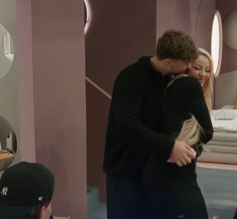 Toney e puth në faqe Benitën  Klodi i shikon  VIDEO 