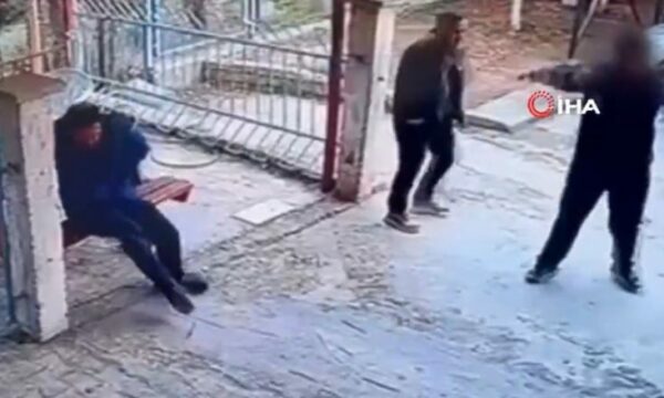 E rëndë  Nxënësi e qëllon me armë zjarri drejtorin e shkollës  kjo është arsyeja  VIDEO 