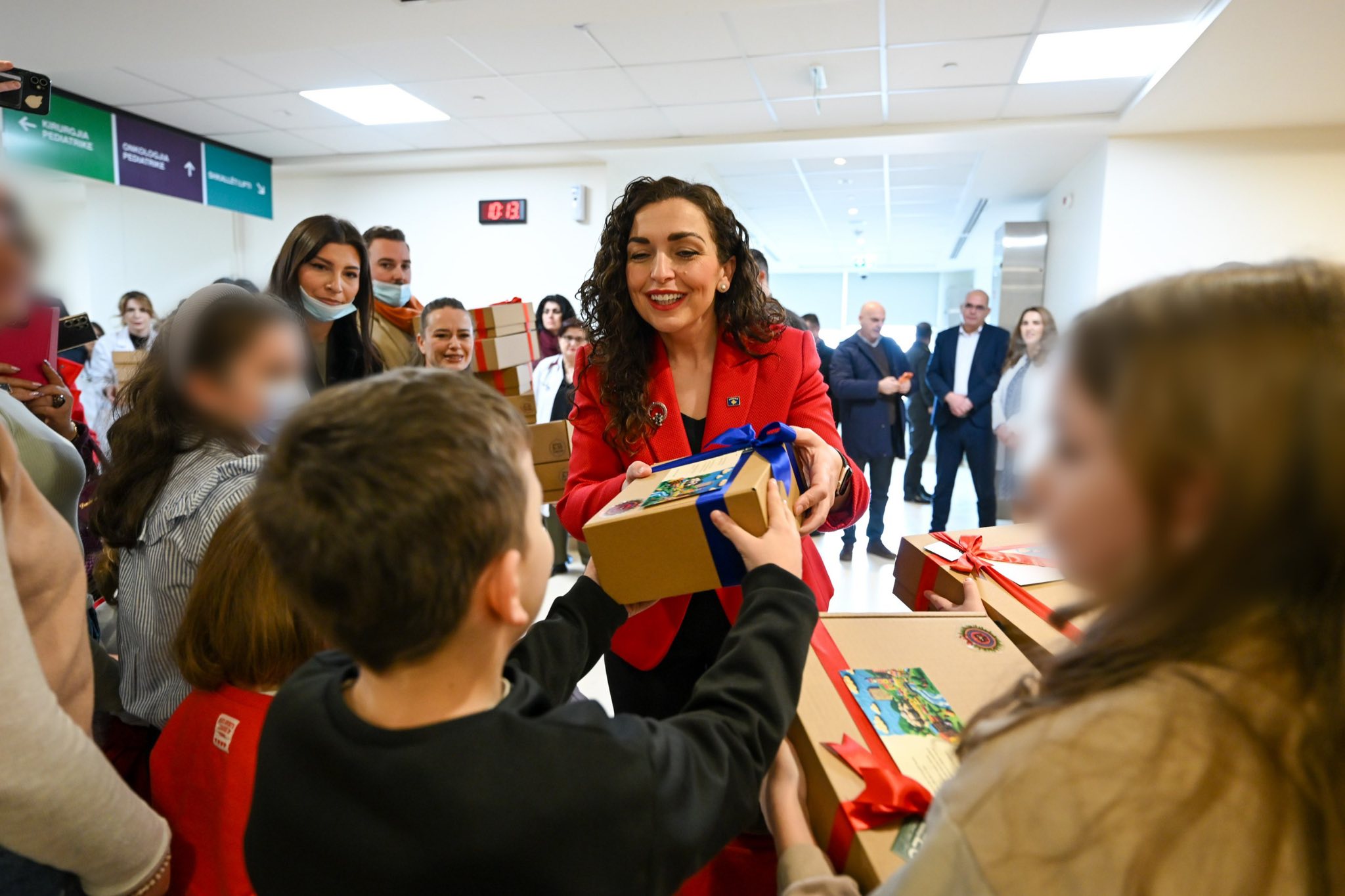 Vizitë e veçantë  presidentja u dërgon dhurata fëmijëve në repartin e hemato onkologjisë