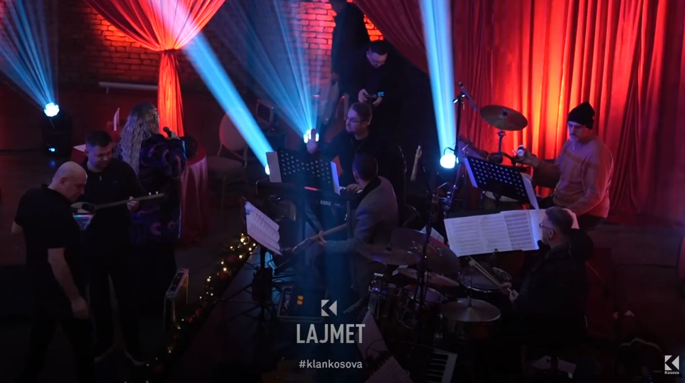 Programi festiv  Yjet zbresin në Klan Kosova  VIDEO 