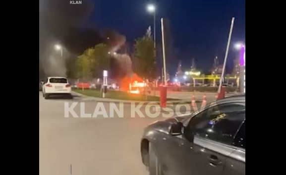 Një veturë kaplohet nga flakët në rrugën Prishtinë   Lipjan  VIDEO 