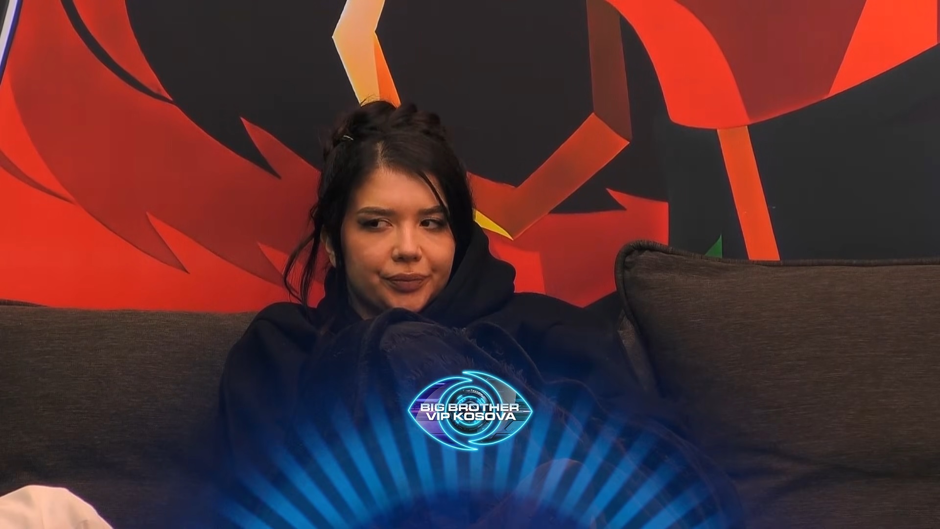 Alba po bën një këngë dedikim në shtëpi   VIDEO 