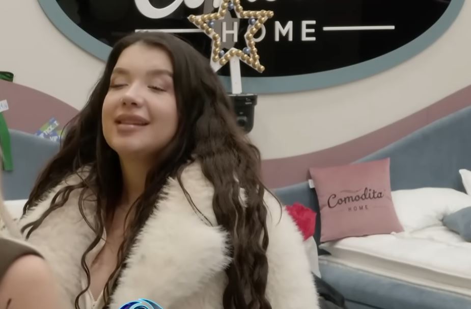  Për lek dhe famë la nënën e sëmurë në shtëpi    Alba i thotë Shkurtës për Benitën  VIDEO 