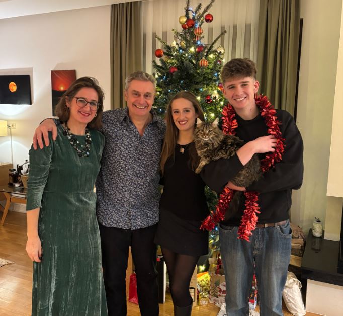 Me një portret familjar  ambasadori britanik uron Krishtlindjen  Kohë gëzimi  bashkimi  shprese