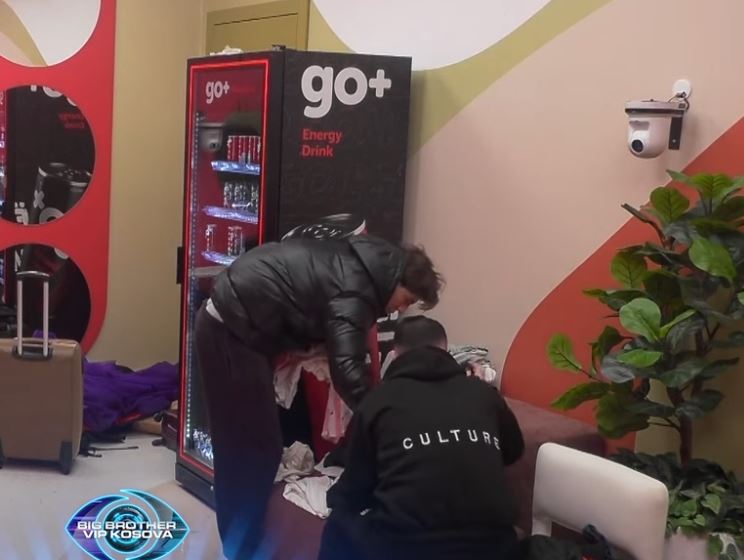 Alba i fshehu peshqirat  Klodi dhe Labinoti ende në kërkim të tyre  VIDEO 