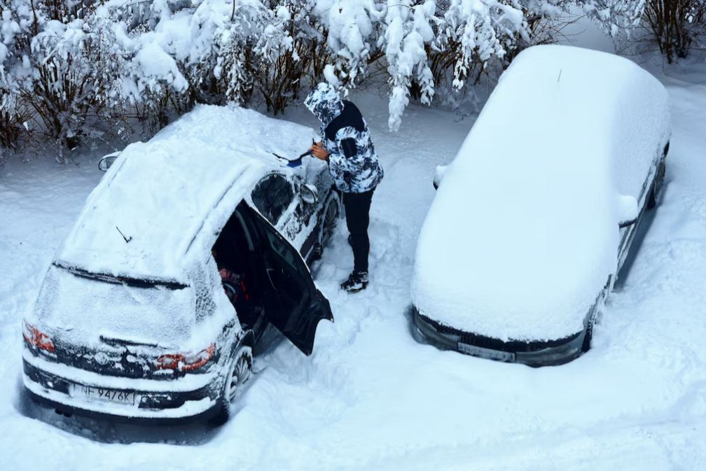 Bora e madhe në Poloni i lë shoferët të bllokuar në rrugë