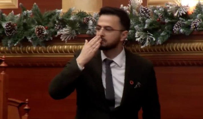 Mes kaosit në Parlamentin shqiptar, betohet Avokati i Ri i Popullit - puth demokratët që i dhanë firmën