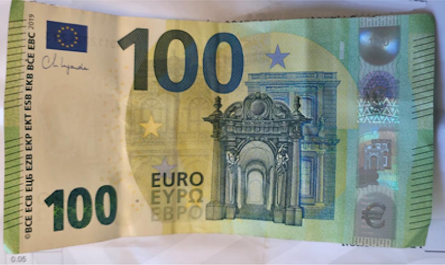 Tre të mitur gjejnë 100 euro në sheshin e Kamenicës  i dorëzojnë në polici