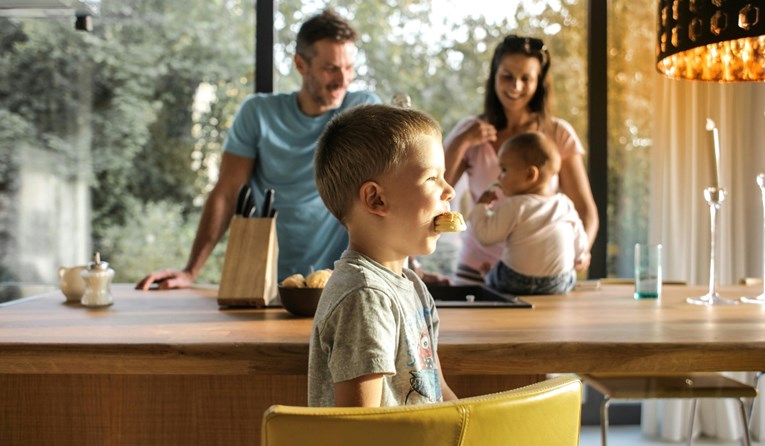 Fëmijët më të lumtur kanë prindër që bëjnë nëntë gjëra çdo mëngjes