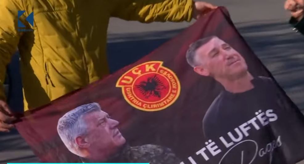 Me simbole dhe flamuj kombëtarë  qytetarët ia mësynë protestës në Shkup  VIDEO 