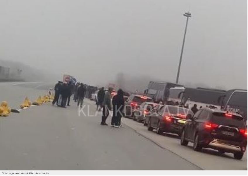 Tetë orë pritje nga mërgimtarët në kufirin Kroaci Serbi