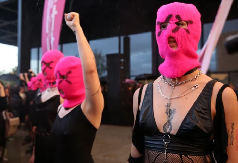 Gjykata ruse shpall grupin Pussy Riot  ekstremist 