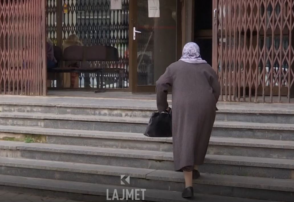 E kaluan 80 vjetshin  u lehtësohet votimi  VIDEO 