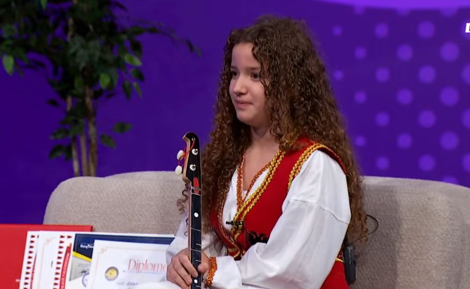 Lijana Klinaku  12 vjeçarja me pasion për muzikën folklorike dhe aktrimin  VIDEO 