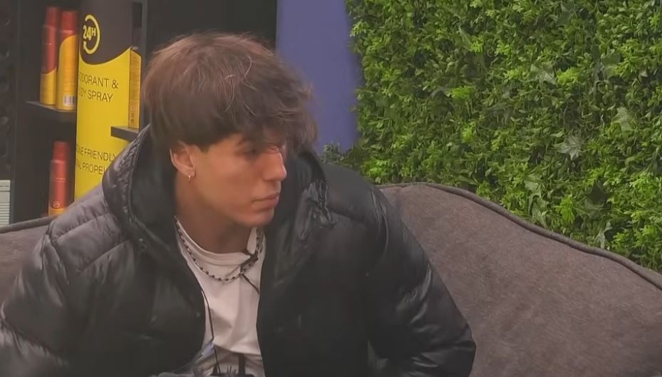  Më tha që i pëlqej  por u puth me Toneyn    Klodiani flet për lojën e Benitës   VIDEO 